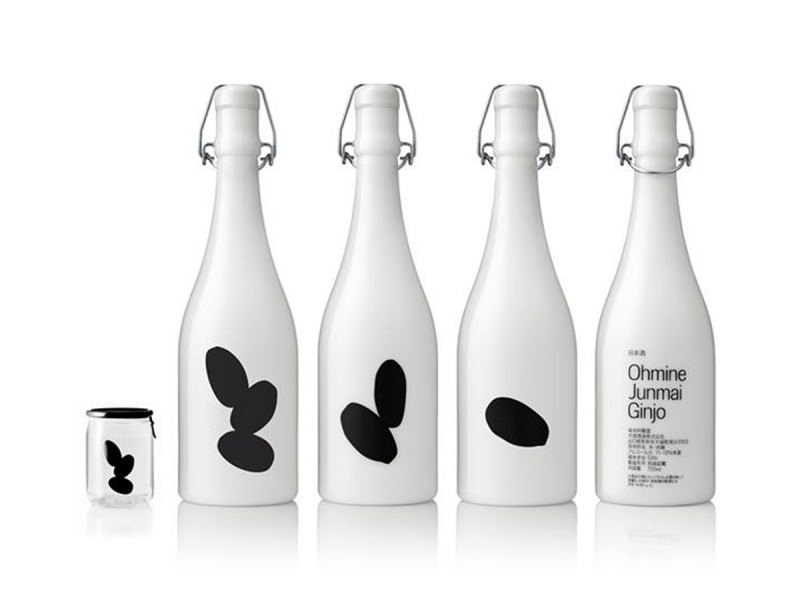 シンプルなデザイン日本酒ボトル